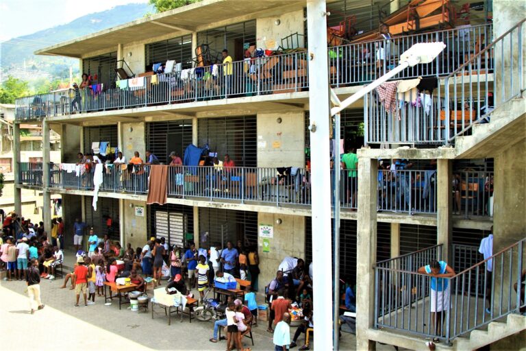 HAÏTI – Rentrée scolaire : les déplacés de Carrefour-Feuilles expriment leurs inquiétudes