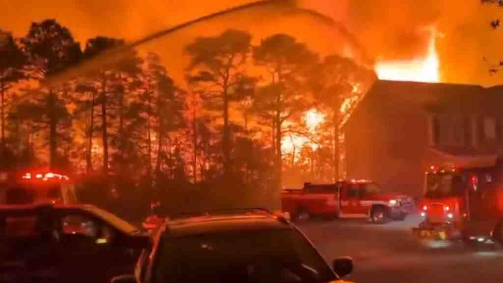 DERNIÈRES NOUVELLES : La Caroline du Sud est en état d’urgence avec 175 incendies de forêt qui font rage, brûlant 4 200 acres et mettant en danger des habitations [VIDÉO]